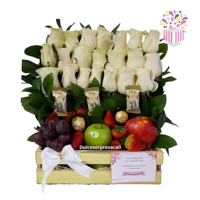 Frutero con rosas blancas