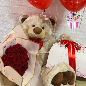 oso con rosas rojas, globos , amor y amistad